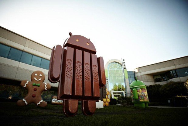 Android 4.4 KitKat a jeho socha před centrálou Google.