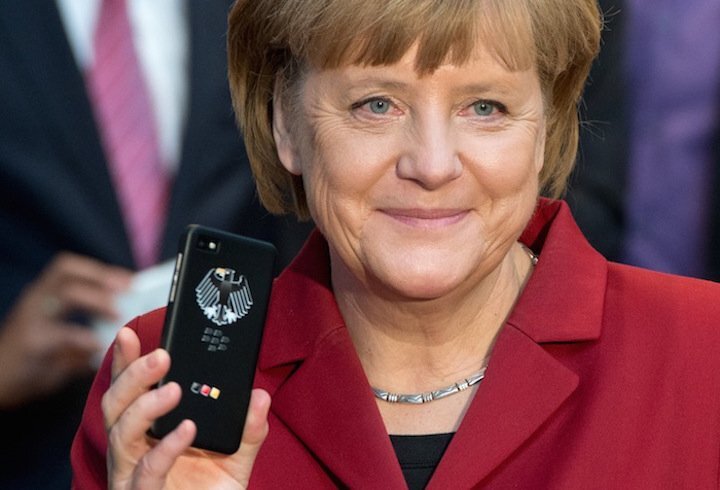 Angela Merkelová a její BlackBerry Z10