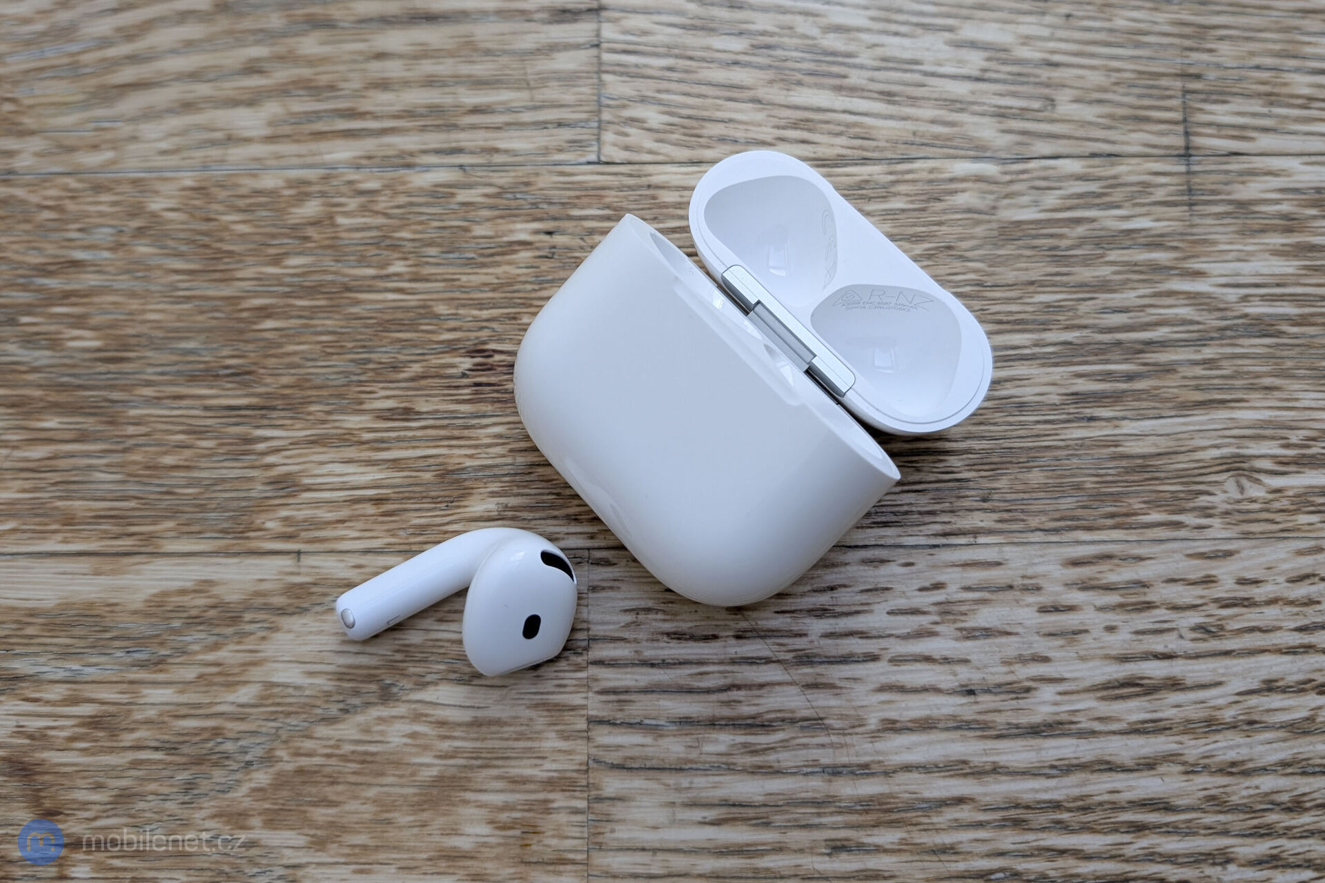 Apple AirPods 4 s ANC