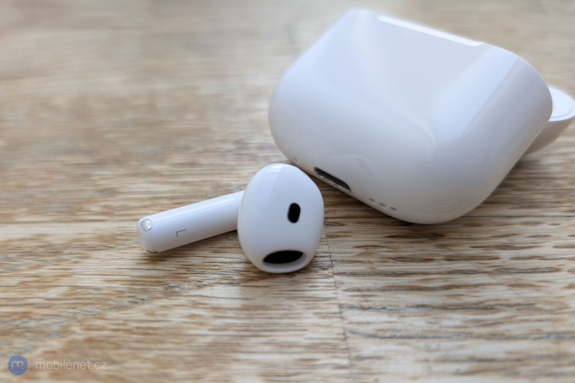 Apple AirPods 4 s ANC