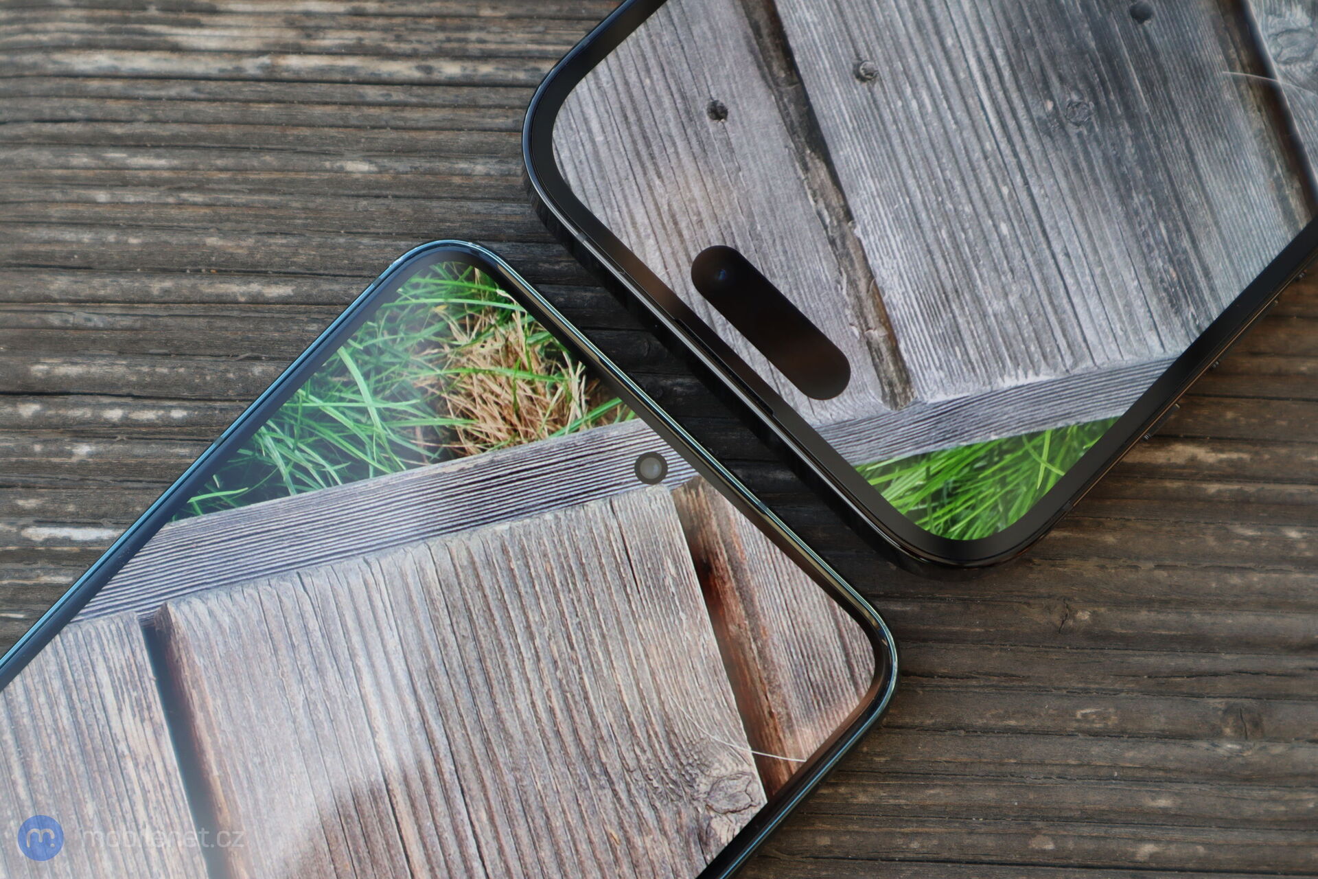 Apple iPhone 14 Pro a Samsung Galaxy S22