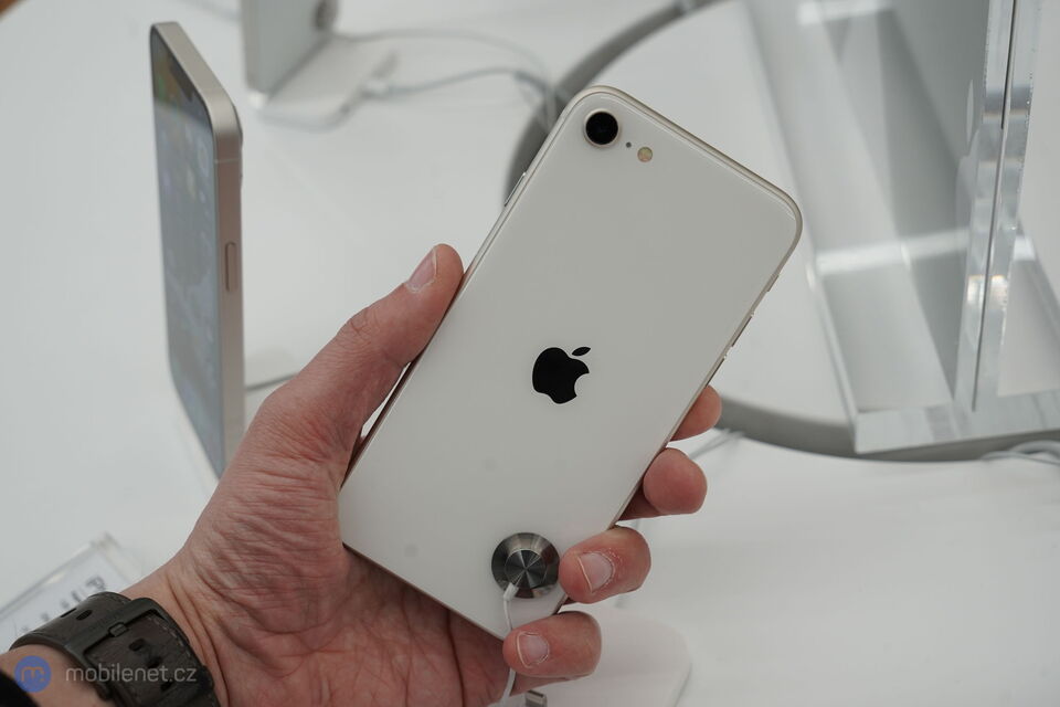 Apple iPhone SE (2022)