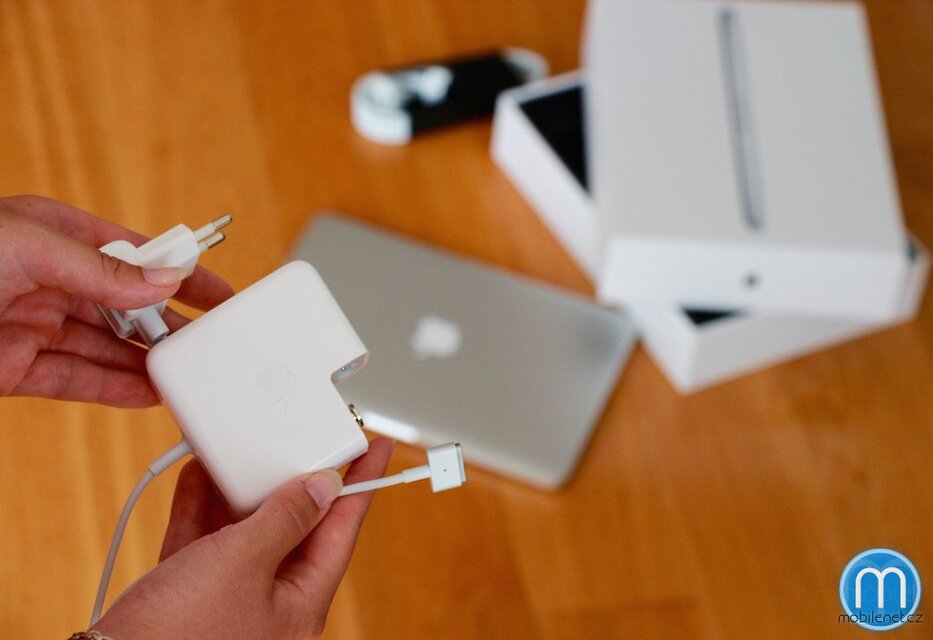 Apple MacBook Pro 13 (2015) - obsah balení