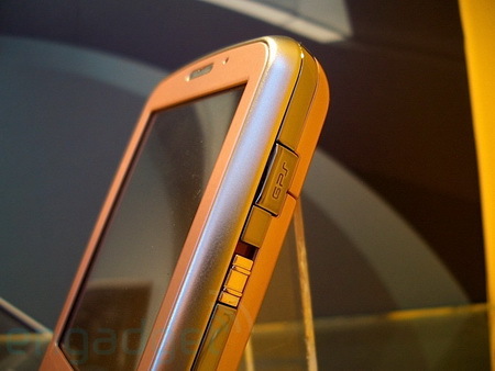 Asus P320: komunikátor s GPS a Wi-Fi