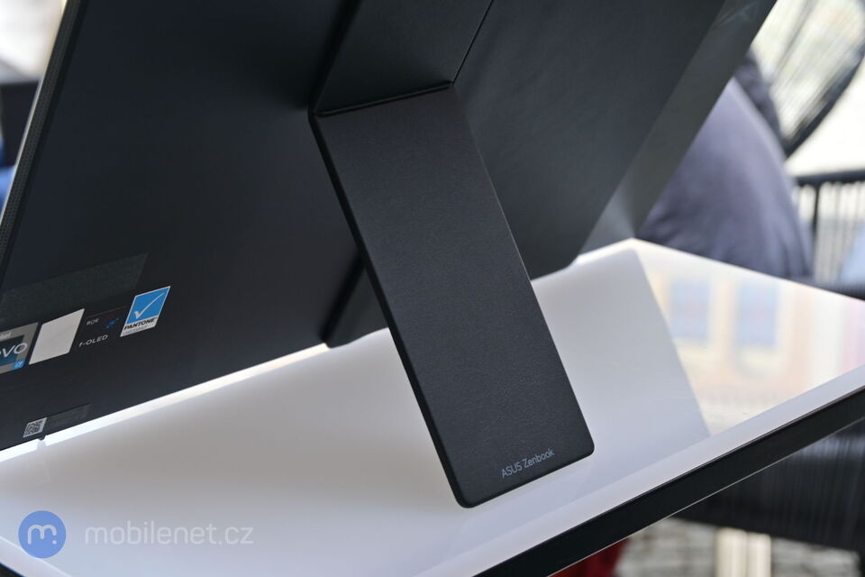 ASUS ZenBook 17 Fold OLED