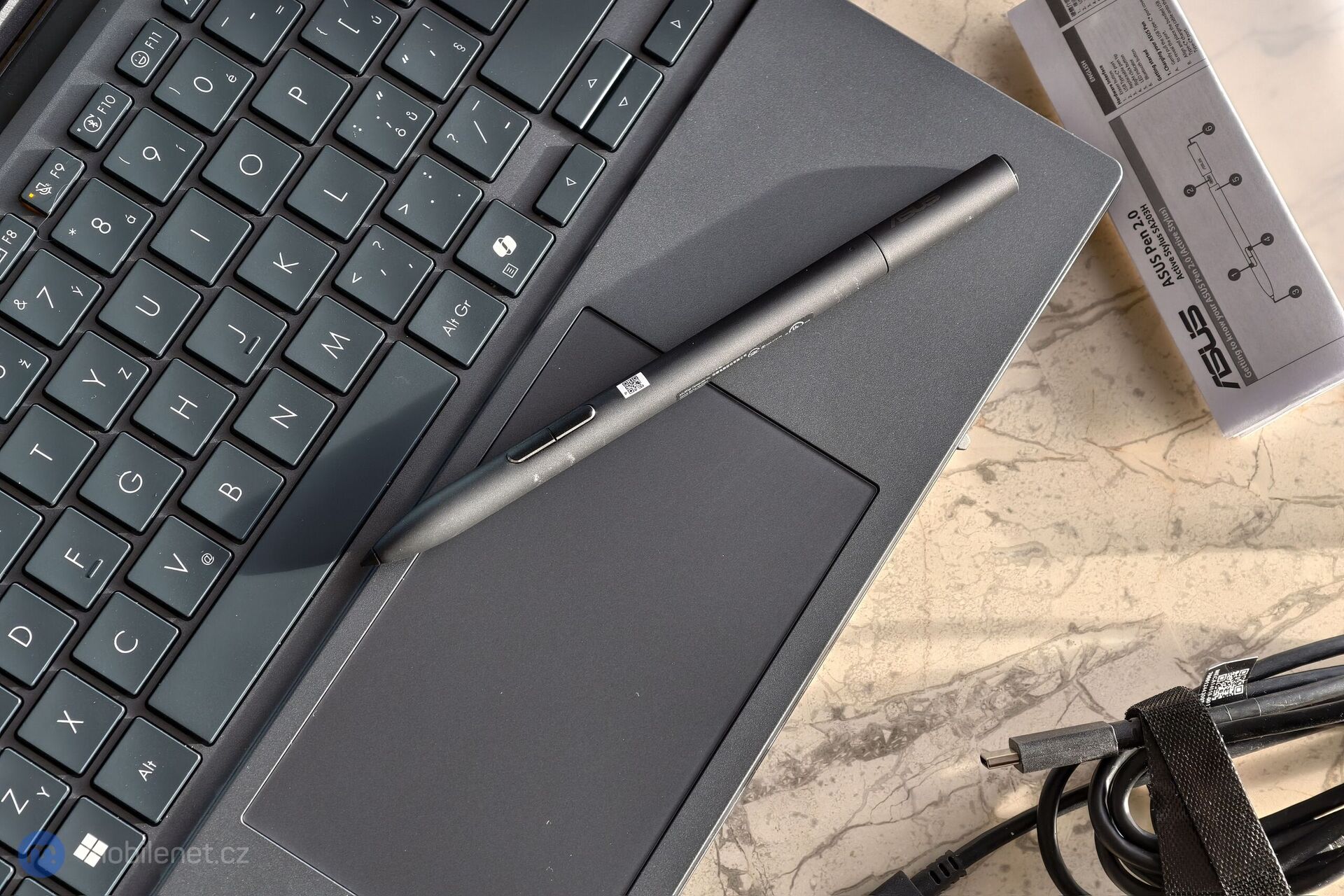 ASUS Zenbook Duo (UX8406)