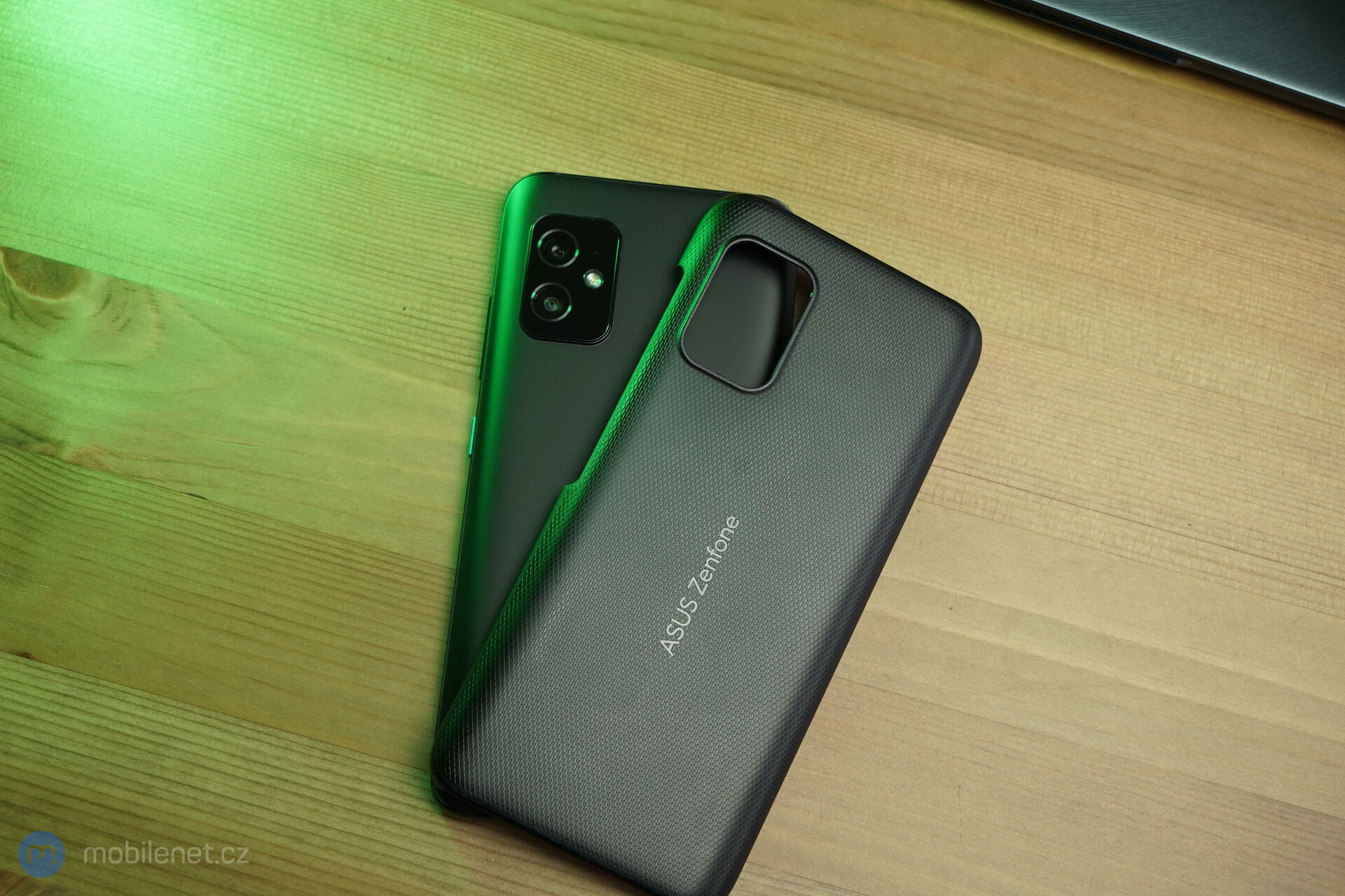 ASUS ZenFone 8