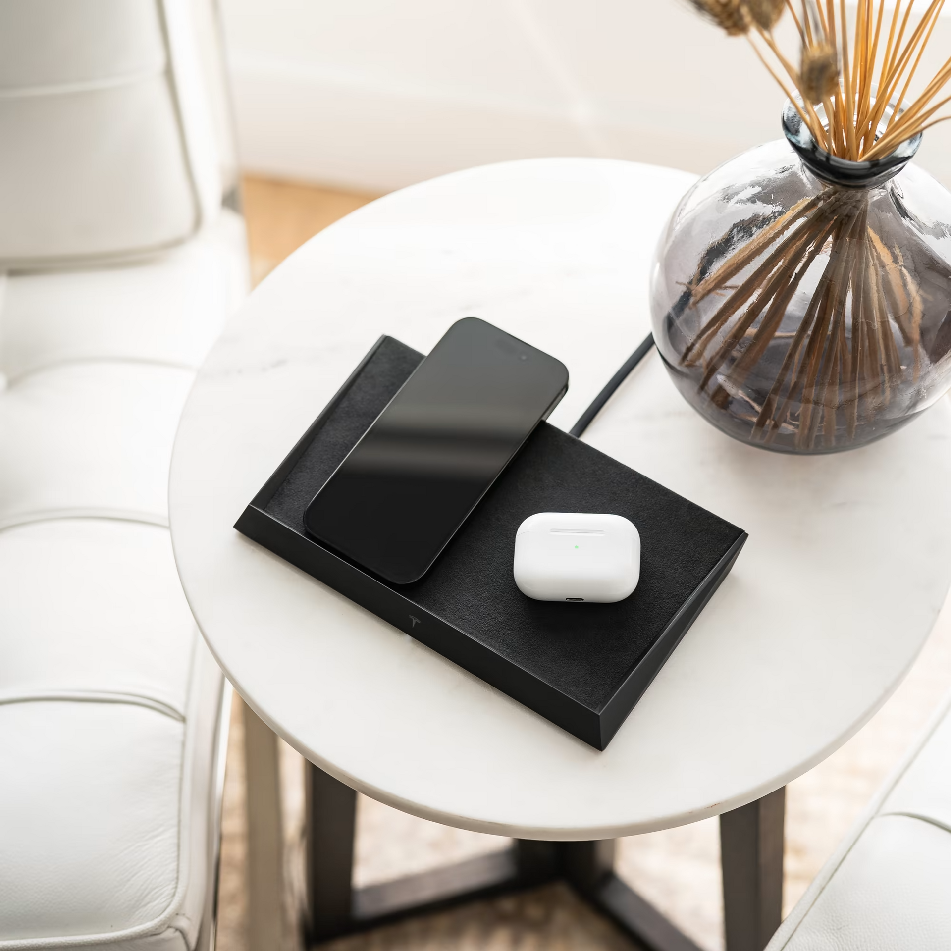 Bezdrátová nabíjecí podložka výrobce Tesla (Wireless Charging Platform)