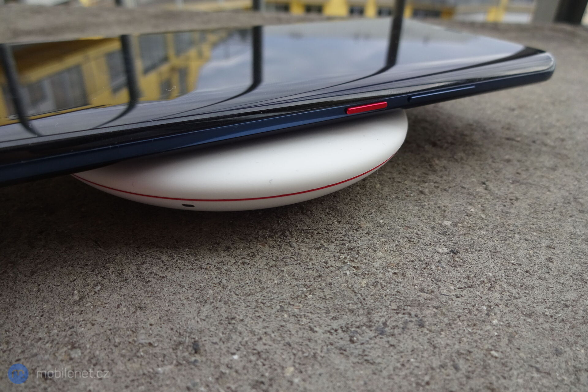 Bezdrátová nabíječka Huawei s telefonem Huawei Mate 20 Pro