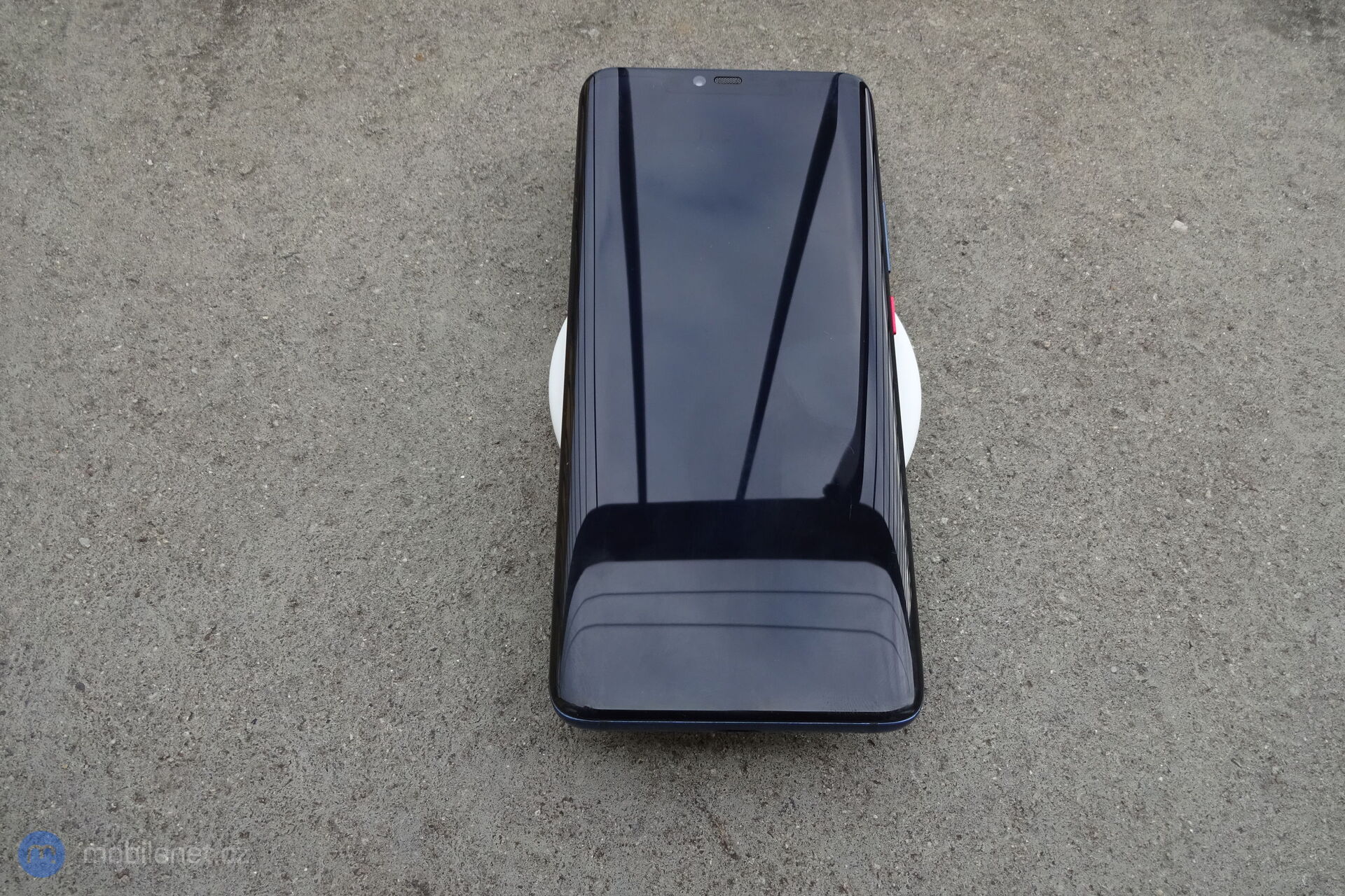 Bezdrátová nabíječka Huawei s telefonem Huawei Mate 20 Pro
