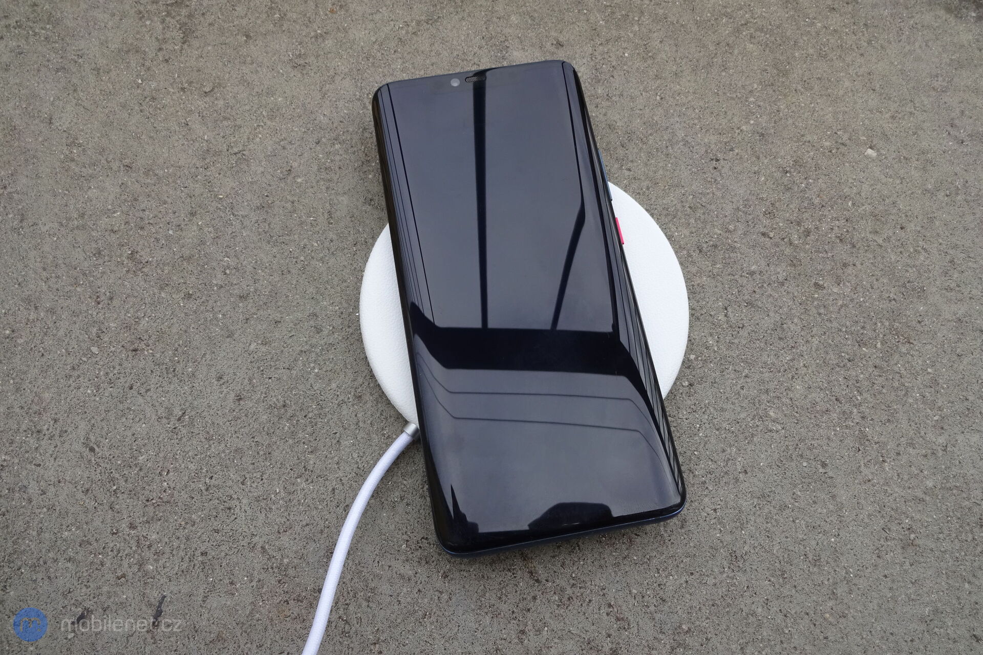 Bezdrátová nabíječka MEIZU s telefonem Huawei Mate 20 Pro