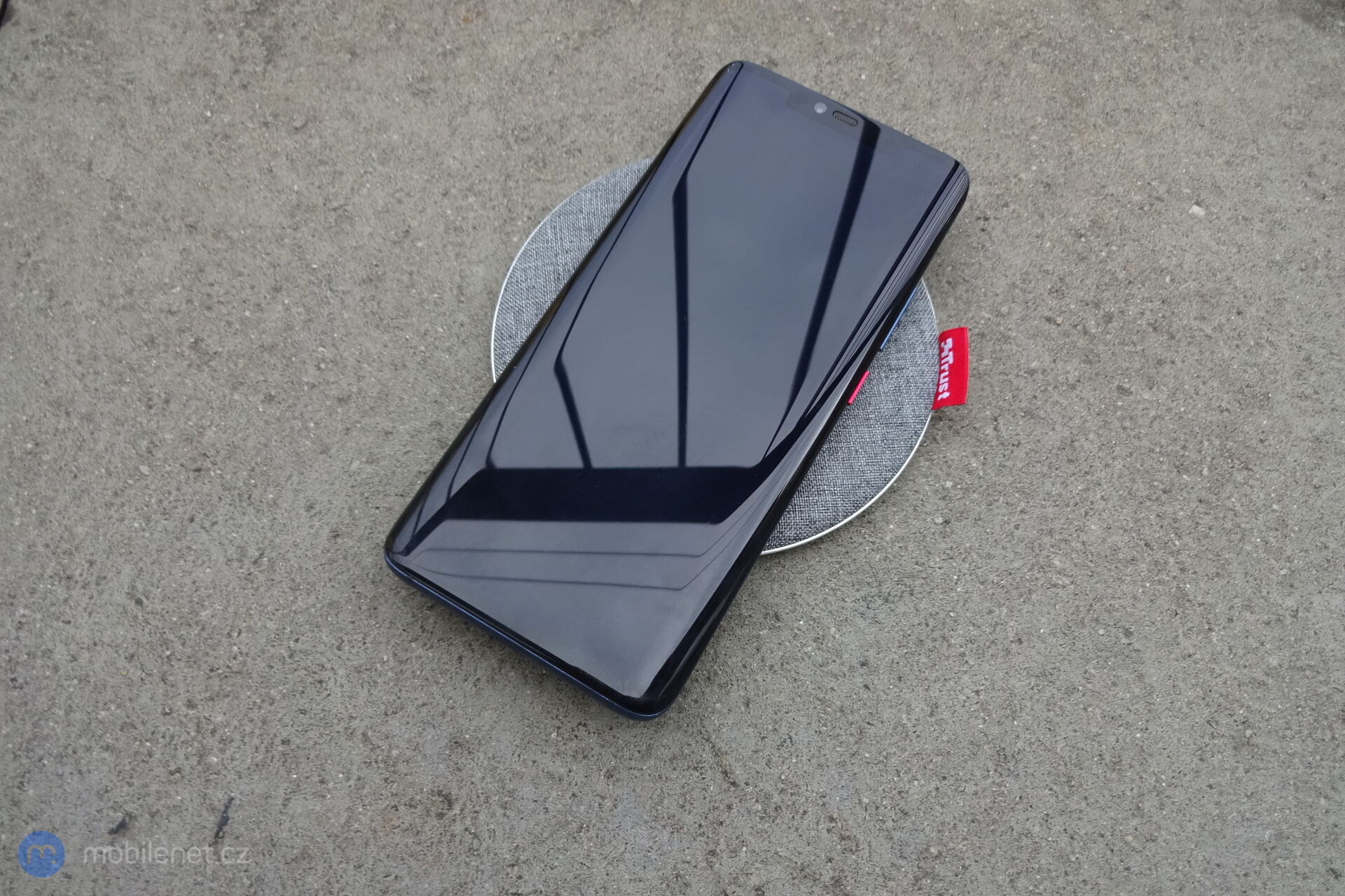 Bezdrátová nabíječka Trust s telefonem Huawei Mate 20 Pro