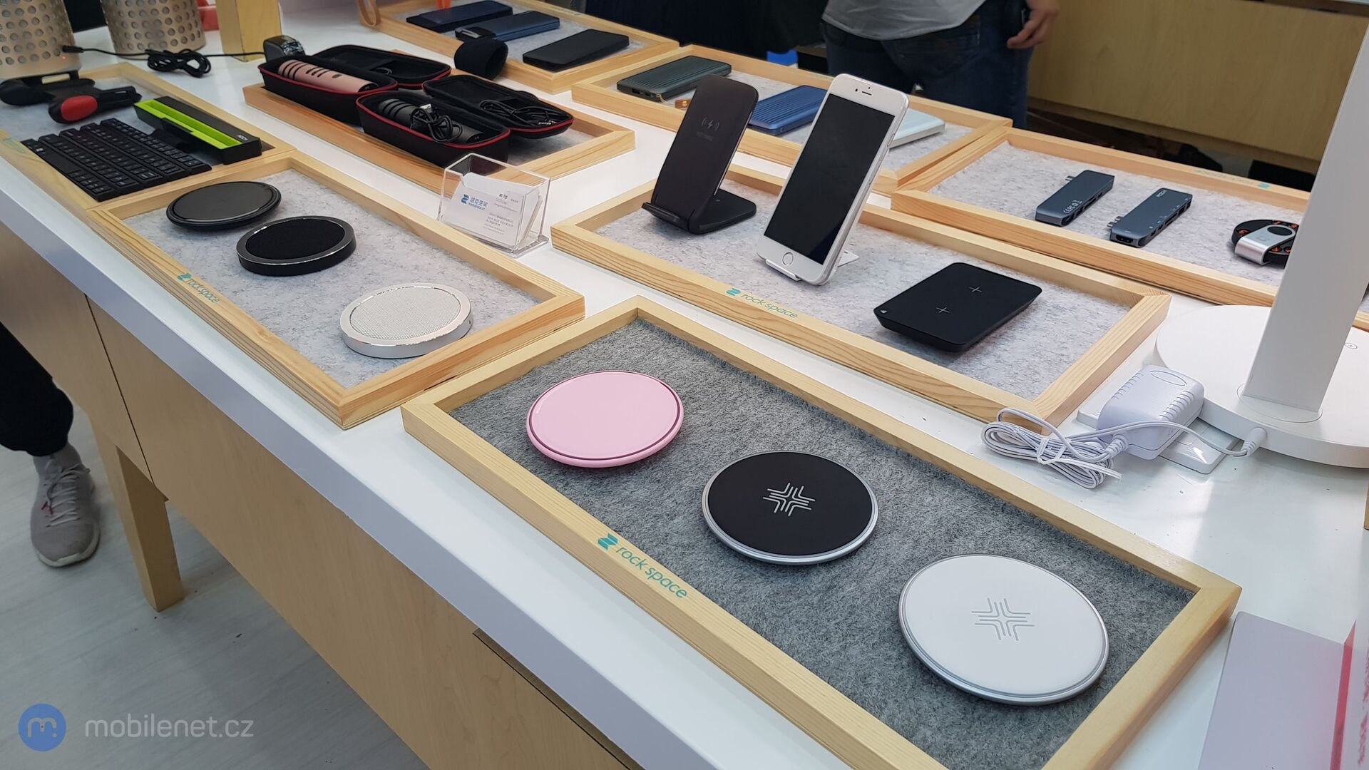 bezdrátové nabíječky Rock Space na CES Asia 2018