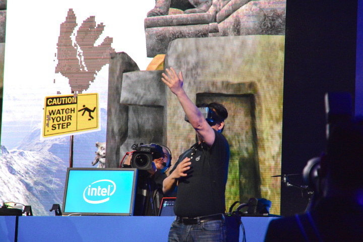 Brýle pro virtuální realitu s Intel RealSense technologií