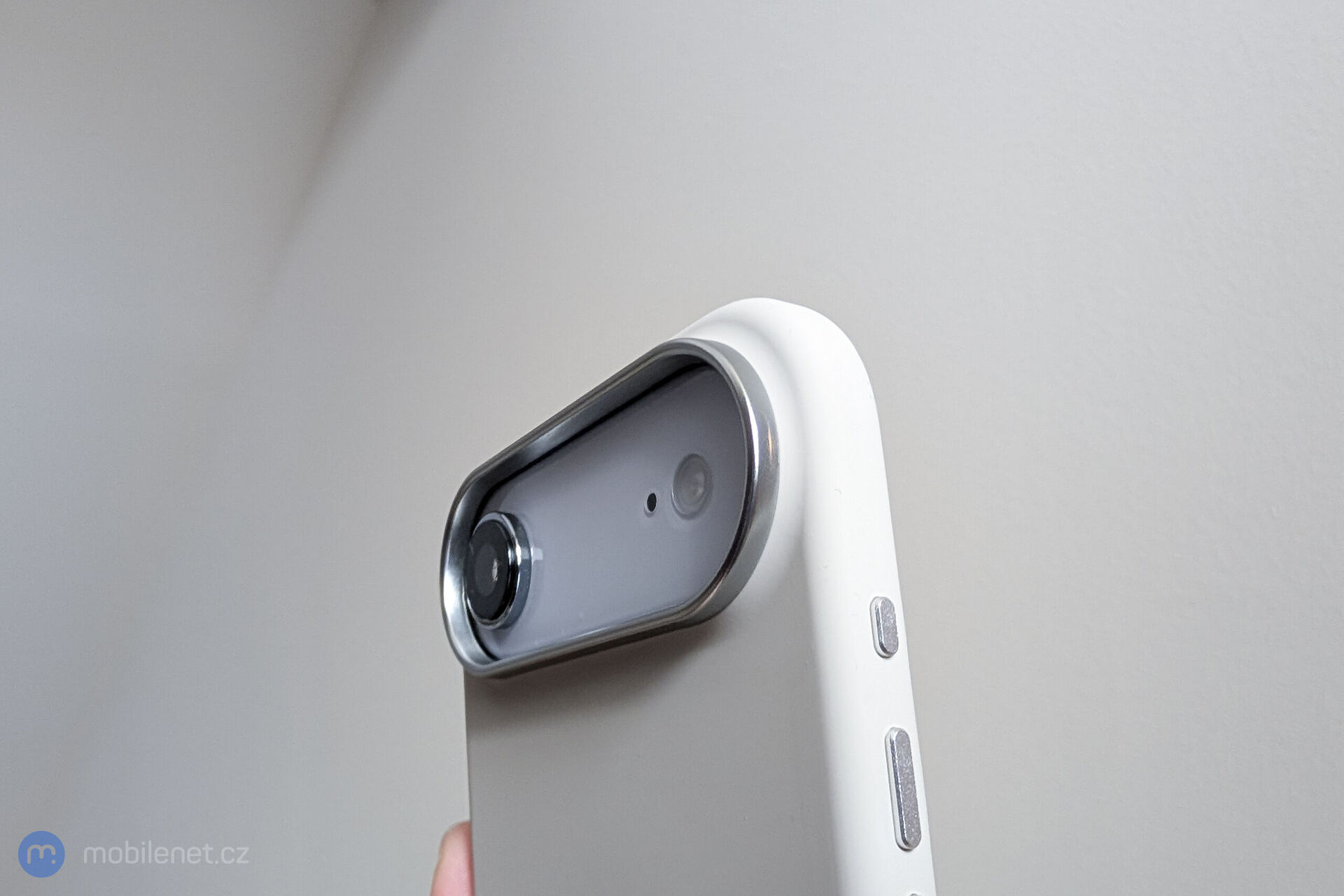 CARE by PanzerGlass Flow