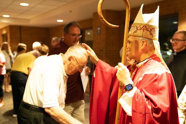 chytré hodinky; papež