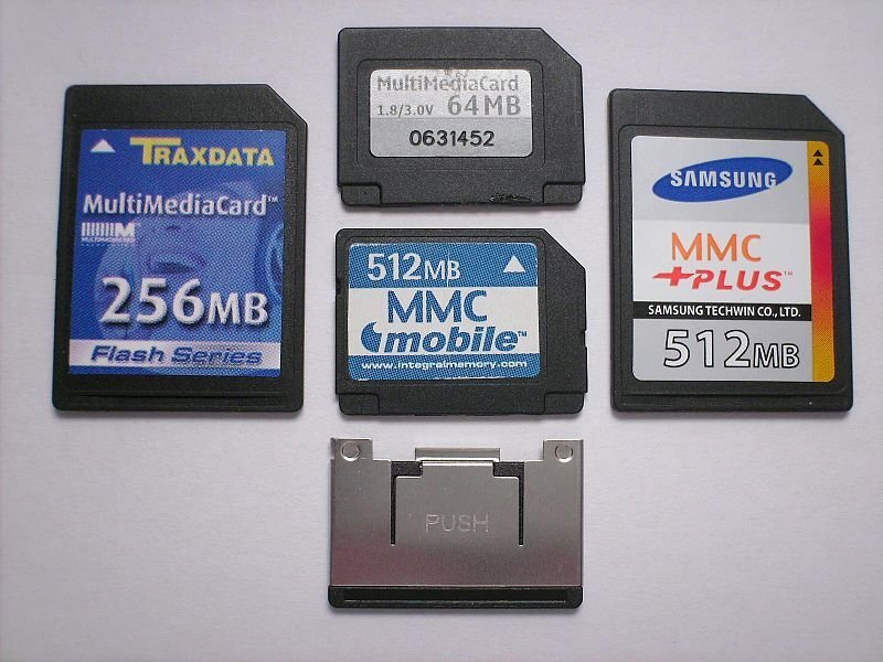 čtyři typy MMC karet s kovovým adaptérem