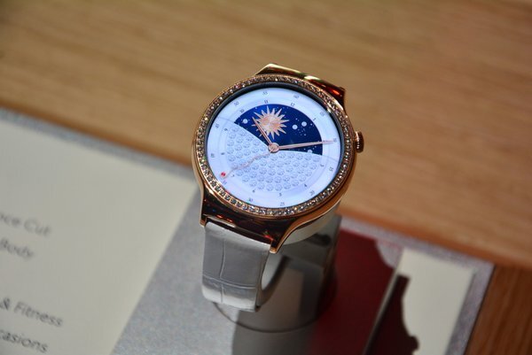 Dámské Huawei Watch s kamínky Swarovski naživo. To by se pár dámám mohlo líbit :)
