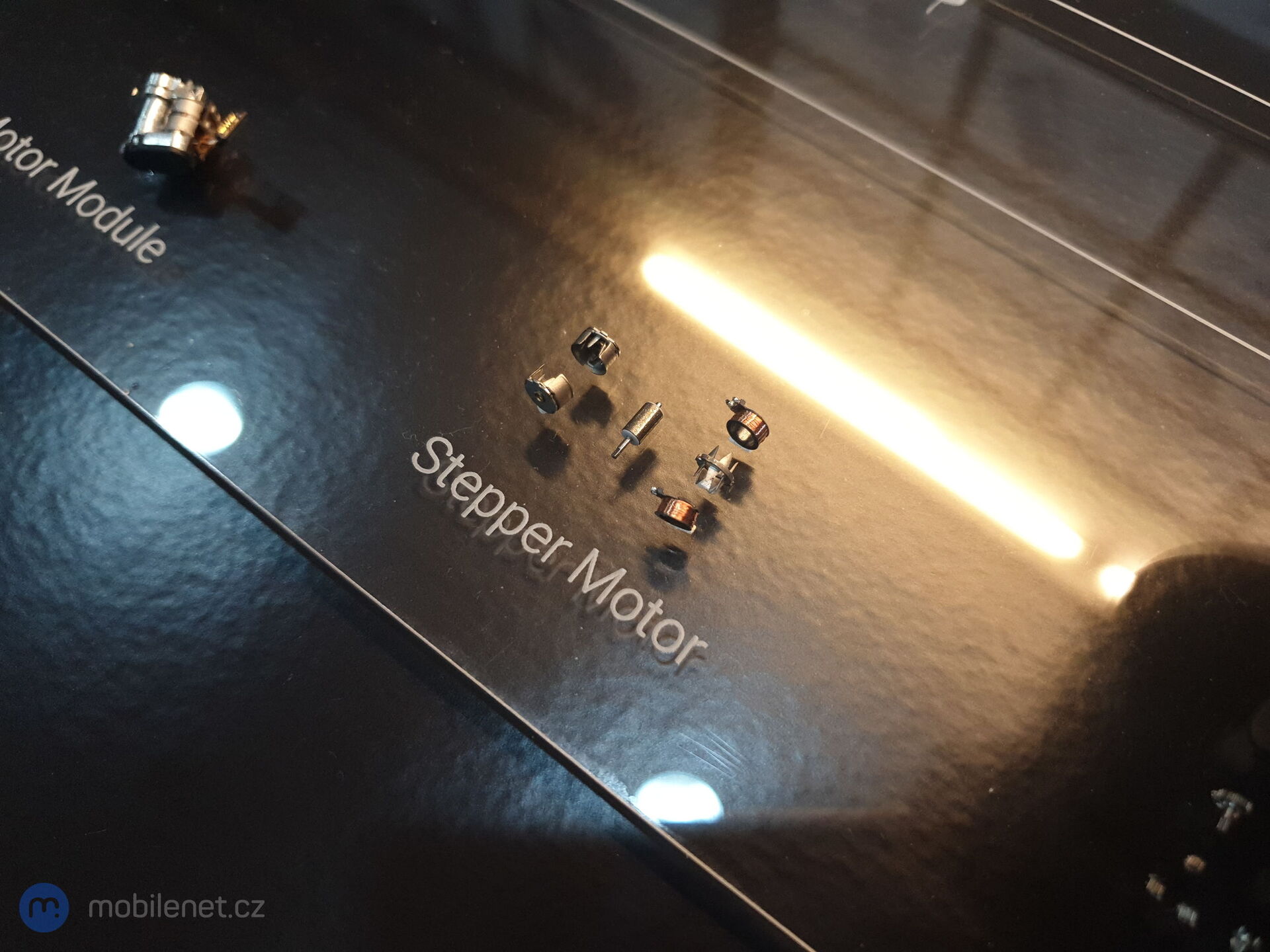 detail motorku pohánějící otočný fototaparát