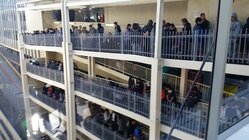 Fornty na iPhone 6 se táhnou stovky metrů