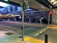 Fronta na nové iPhony 6 před Penrith Apple store v Sydney