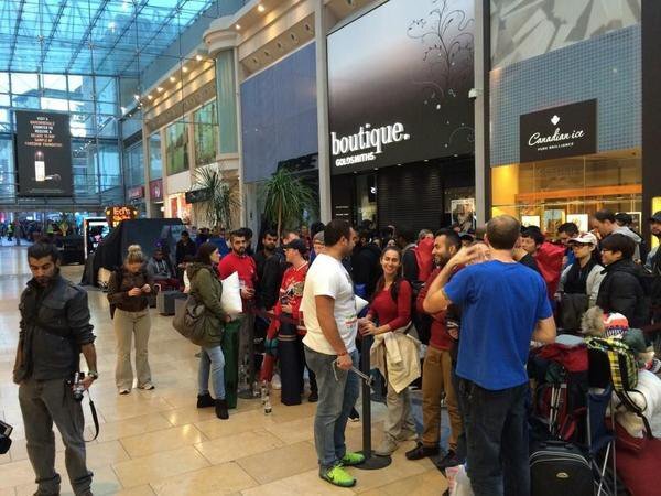 Fronta před Apple store v britském Birminghamu