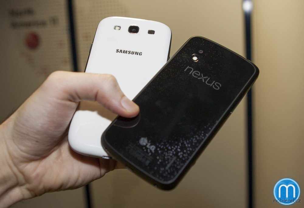 Google Nexus 4 a Samsung Galaxy S III