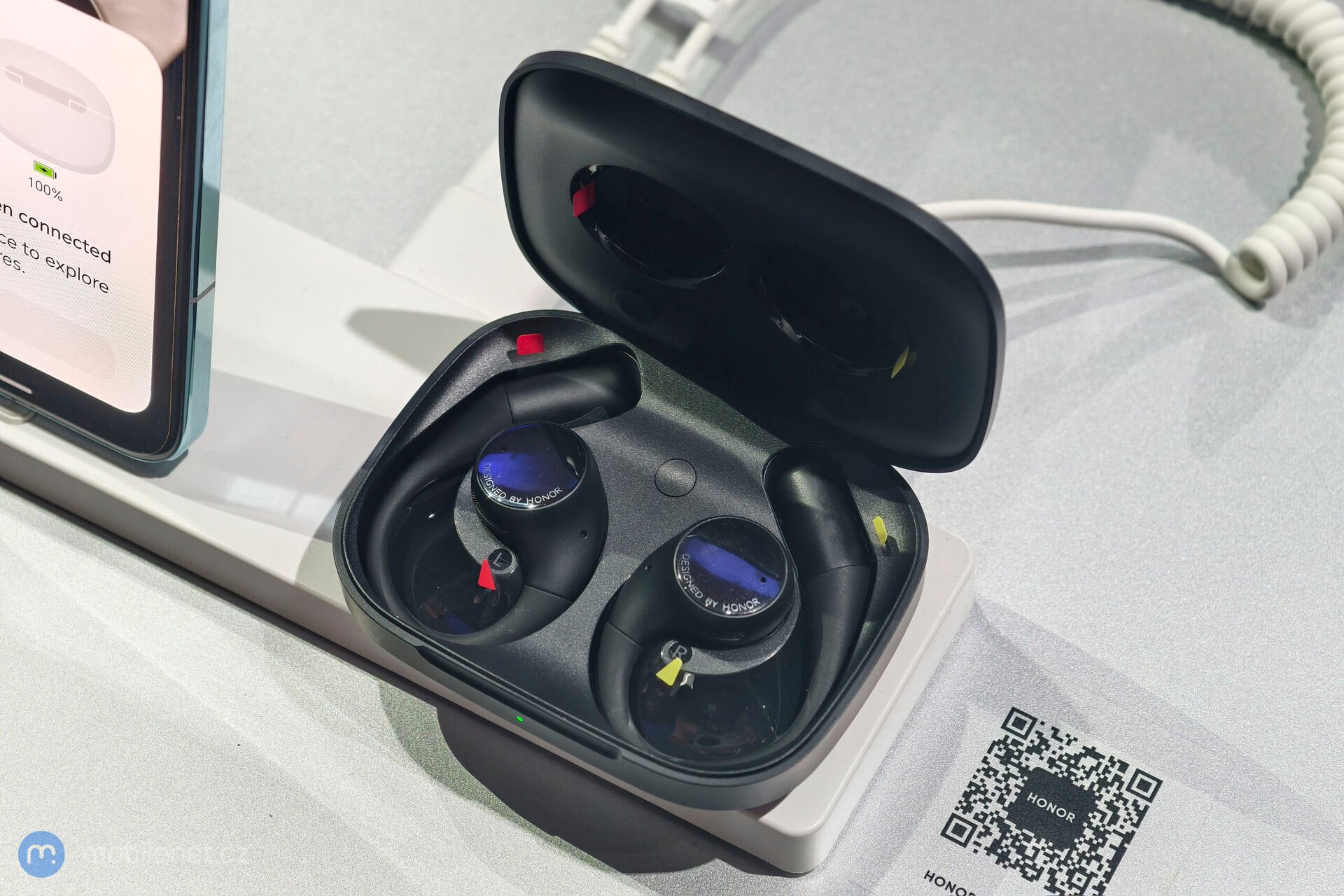 Honor Earbuds Open