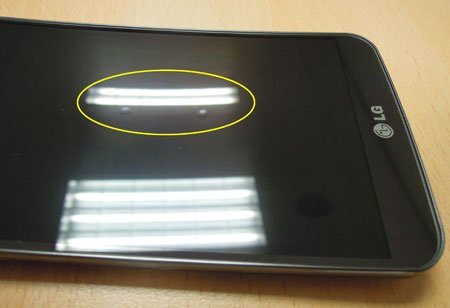 hrbolky na displeji LG G Flex