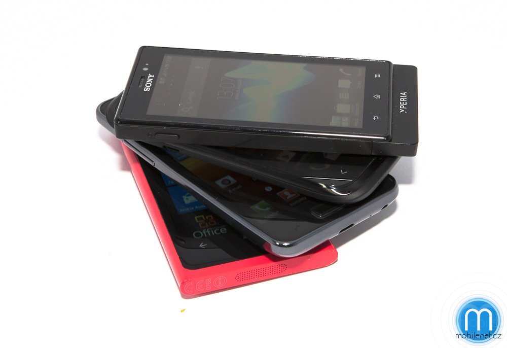 HTC Desire X vs. Sony Xperia sola vs. Nokia Lumia 800 vs. Samsung Galaxy Advance