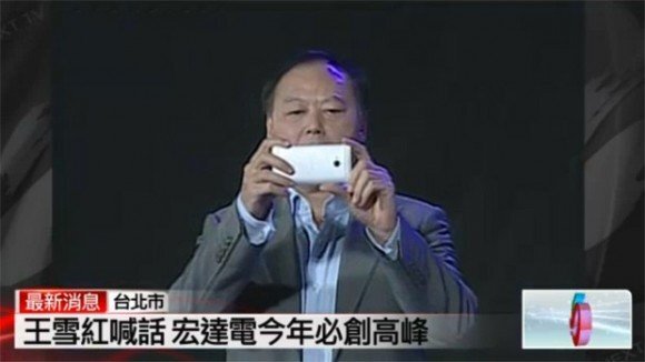 HTC M7 drží Peter Chou