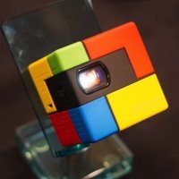 Mobilní hračky z CES: projektor pro děti i masáž v rytmu hudby