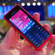 Nokia 301 vypadá jako Lumia s tlačítky (živě z MWC)