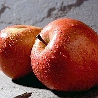 Žena zaplatila 1500 dolarů za jablka. Myslela, že kupuje 2 iPhony