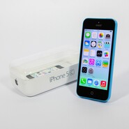 Apple iPhone 5c 8 GB dostupný už také v ČR: vyjde na 13 500 Kč