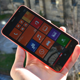Vyzkoušeli jsme levný tabletofon Nokia Lumia 1320 (video)