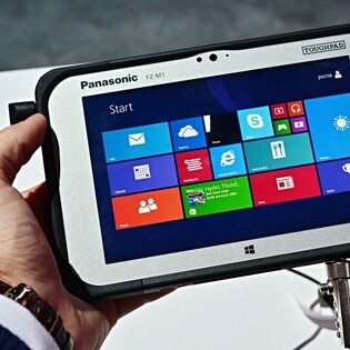 Můžete ho pustit z 1,5 metru: tablet Panasonic FZ-M1 naživo