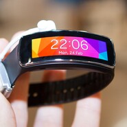 Sportovní náramek s ohnutým displejem: Samsung Gear Fit naživo