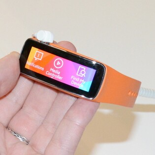 Náramku Gear Fit od Samsungu se daří: první várky vyprodány