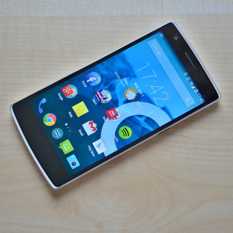 Vyzkoušeli jsme levný supersmartphone OnePlus One | mobilenet.cz