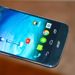 Nové telefony Acer naživo: tři SIM karty a tlačítka vzadu