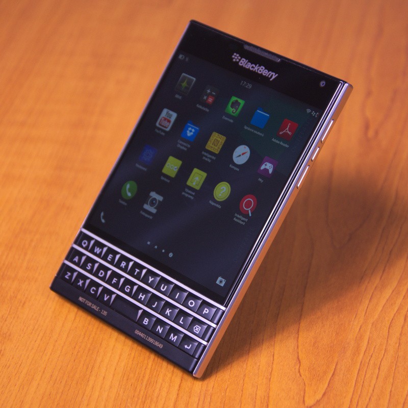 Vyzkoušeli jsme BlackBerry Passport má touchpad v klávesnici