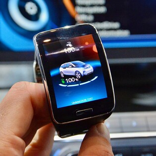 Jak se ovládá BMW hodinkami Samsung Gear? Vyzkoušeli jsme to