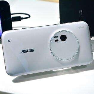 17 měsíců po představení dorazil Asus ZenFone Zoom na český trh