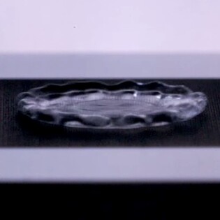 Kov, který odpuzuje vodu. Budou se z něj vyrábět telefony?