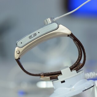 Volá i měří kroky: vyzkoušeli jsme Huawei Talkband B2