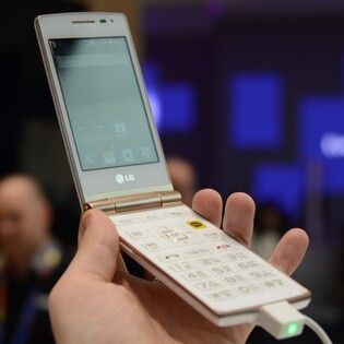 LG na MWC přivezlo exotiku: véčka s Androidem i průhledný Firefox