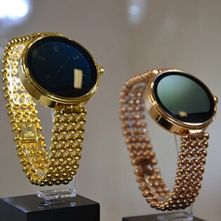 Omate jde s davem, vyrábí chytré hodinky pro Android i iOS