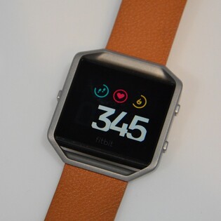 Hodinky nebo fitness náramek? Fitbit Blaze je obojí (živě z CES)