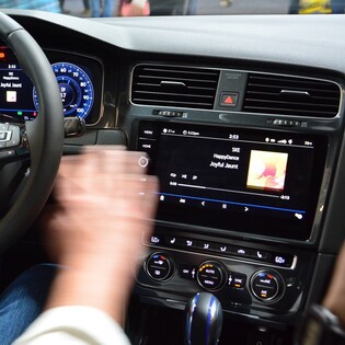 Volkswagen přináší nejen USB-C a bezdrátové nabíjení mobilů